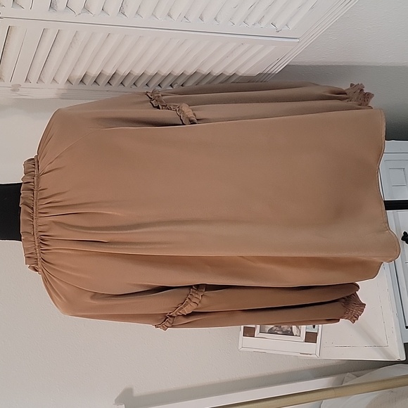 🆕️ Week & Ruffle Satin Like Top - Picture 4 of 6